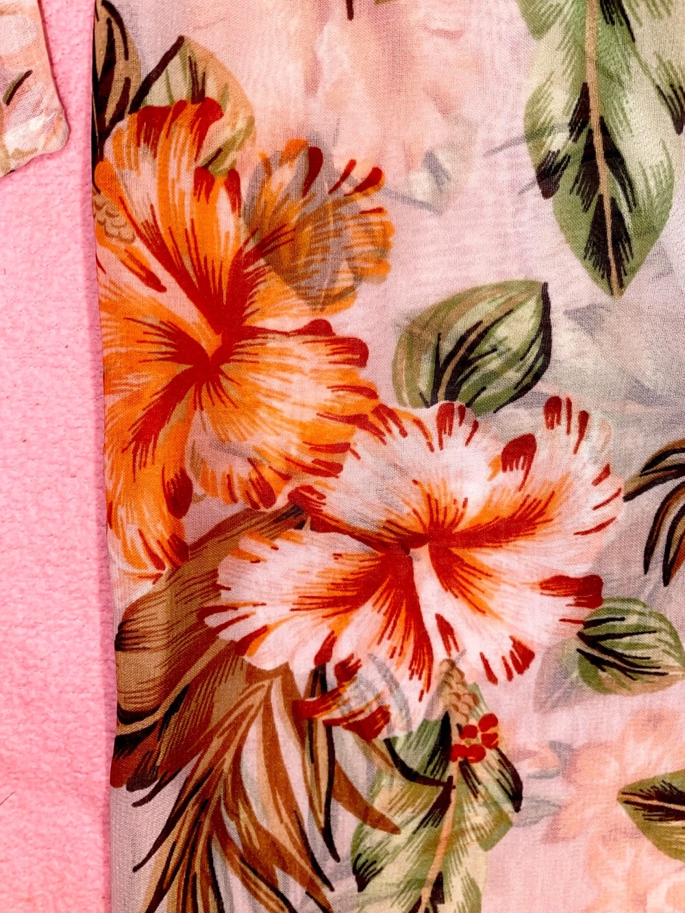 Live 4 Truth Floral Off-Shoulder Crop Top in Small Hibiscus Flower Whire Tropics - Picture 8 of 11